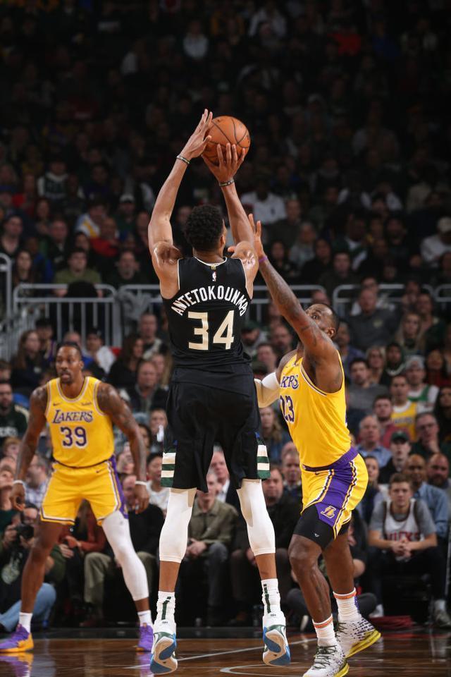 关于深圳队横扫鹈鹕，字母哥统治全场的信息