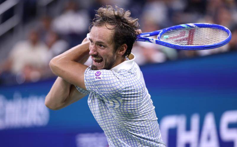 法网力克澳网，梅德韦杰夫带队取胜